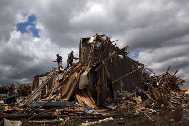 Εικόνα πλήρους καταστροφής από τους ανεμοστρόβιλους στις κεντρικές πολιτείες των ΗΠΑ