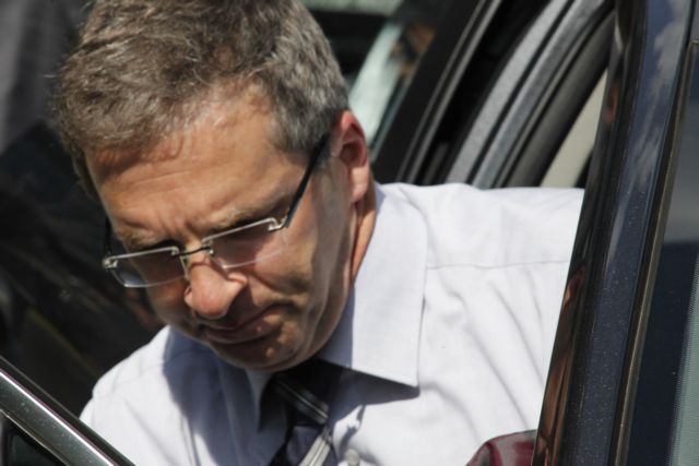 Πιέσεις για νέα μέτρα από την τρόικα μετά τις «κόκκινες κάρτες» σε υπουργούς