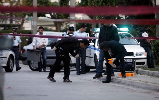 Τρεις τραυματίες σε ένοπλη συμπλοκή αστυνομικών με αγνώστους στην Πεύκη