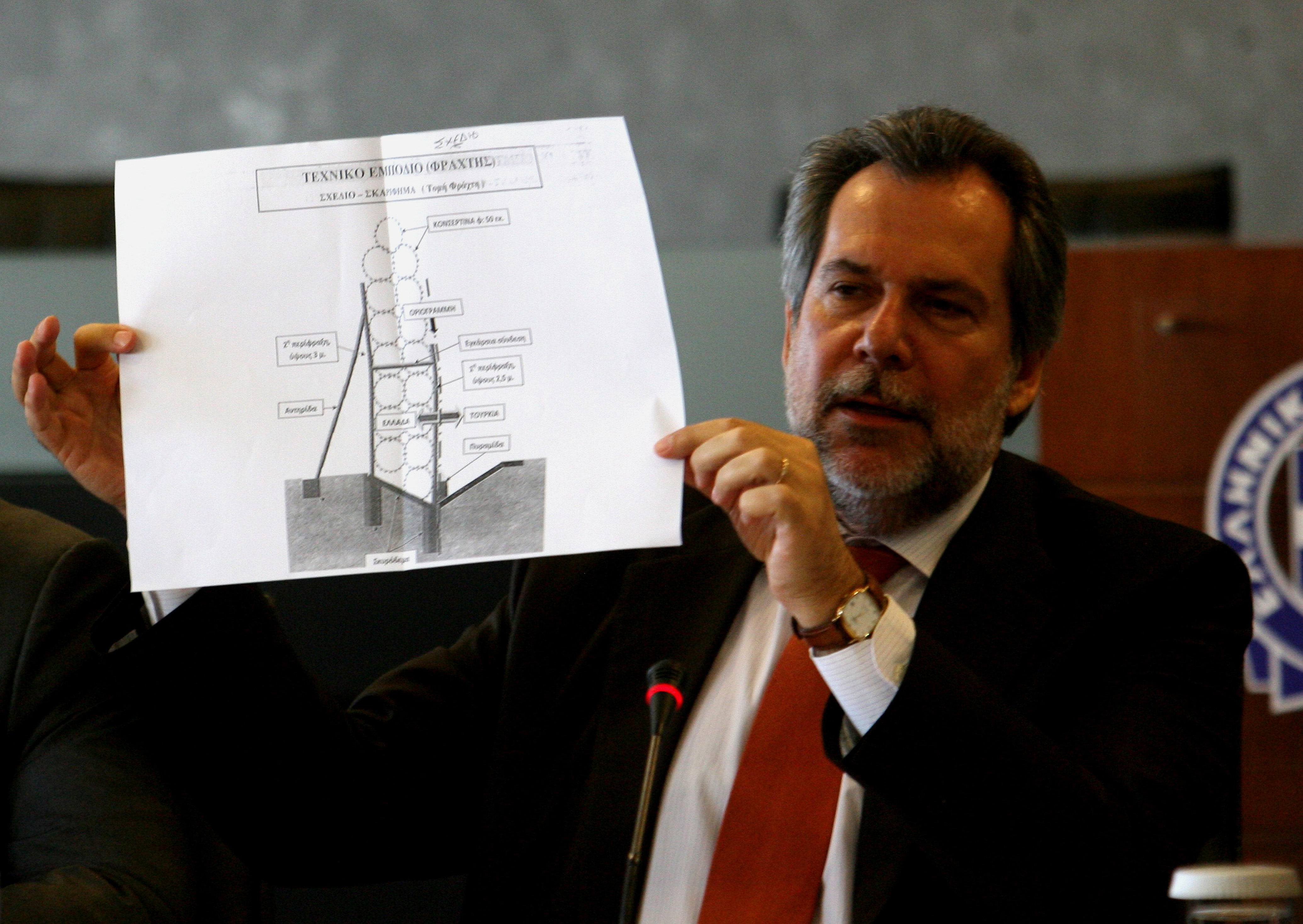 Με περιπολίες, στρατόπεδα και φράχτη επιχειρεί η κυβέρνηση να ελέγξει τη μετανάστευση