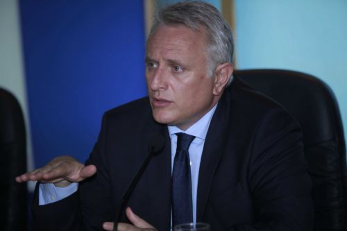 Στο μισό θα μειωθούν οι προσλήψεις συμβασιούχων στον δημόσιο τομέα