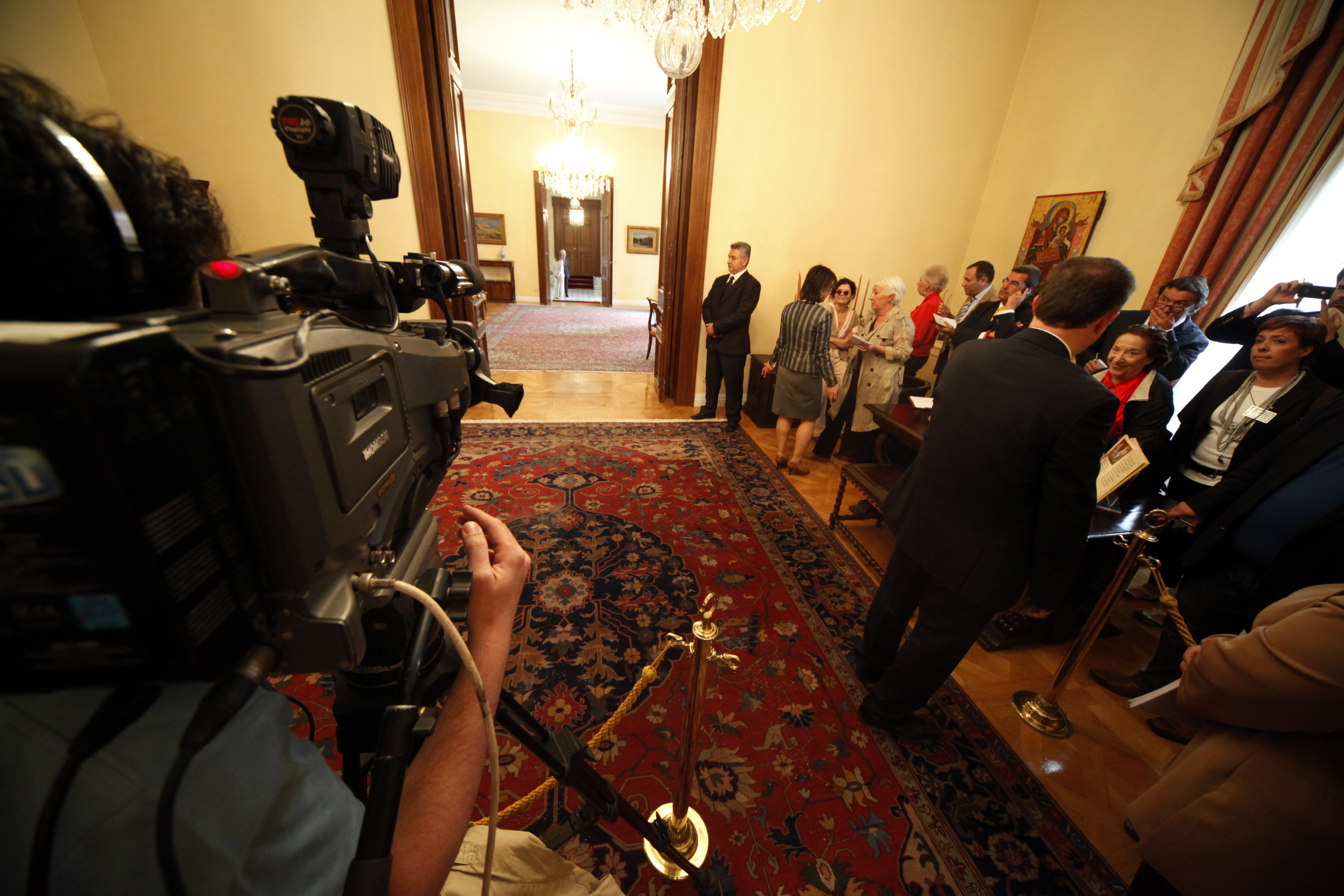 Προχωρώ μόνος χωρίς εκλογές, λέει ο πρωθυπουργός μετά το Συμβούλιο