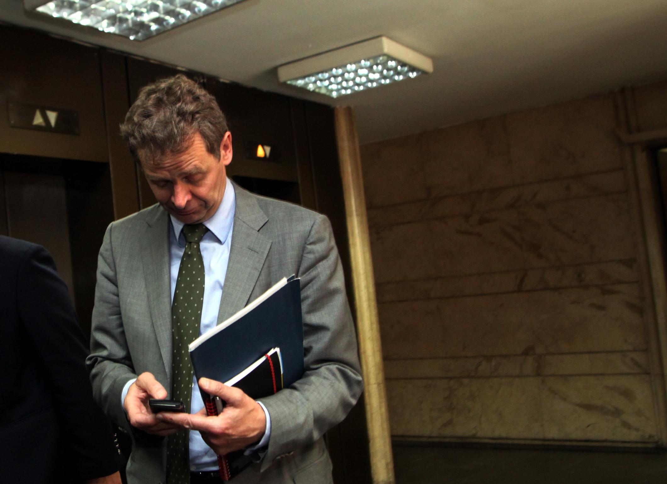 Αστοχίες στα έσοδα εντοπίζει η τρόικα, πιέζει για δαπάνες και αποκρατικοποιήσεις