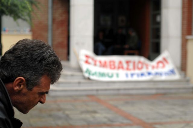 Τον περιορισμό κατά το ήμισυ των συμβασιούχων στο Δημόσιο εξετάζει η κυβέρνηση