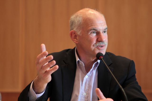 Σύσκεψη για το μεσοπρόθεσμο υπό τον πρωθυπουργό λίγες ώρες πριν φτάσει η τρόικα