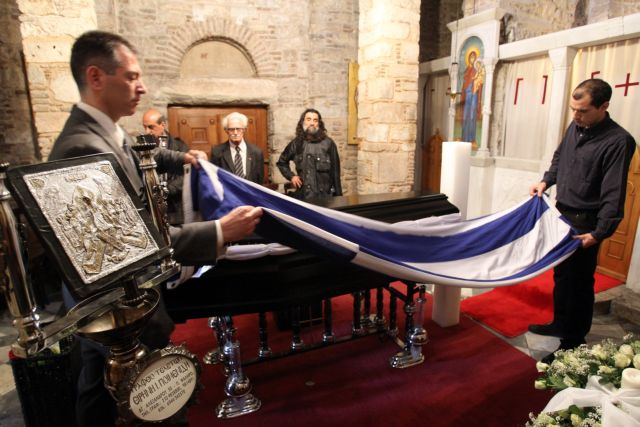 Πλήθος κόσμου αποχαιρέτησε τον αγωνιστή Απόστολο Σάντα