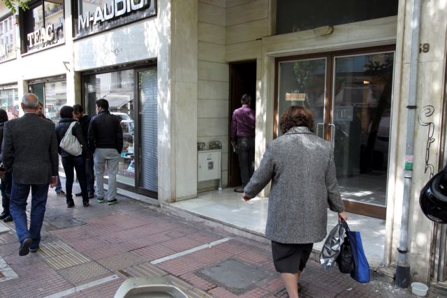 Συγκέντρωση κατοίκων στο σημείο που δολοφονήθηκε ο 44χρονος