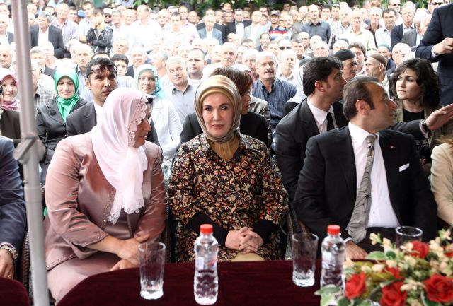 Αντιπαράθεση κυβέρνησης-ΝΔ με αφορμή την επίσκεψη της Εμινέ Ερντογάν στη Θράκη