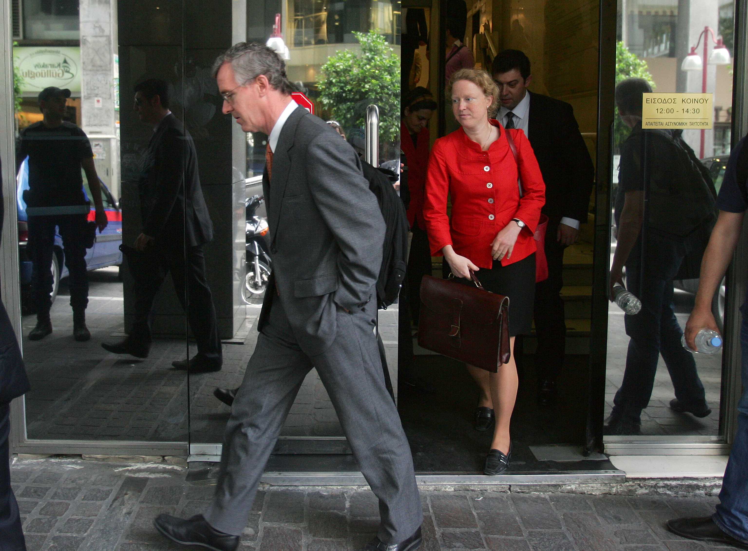 Ριζική αναδιοργάνωση του υπουργείου Οικονομικών εισηγείται η τρόικα