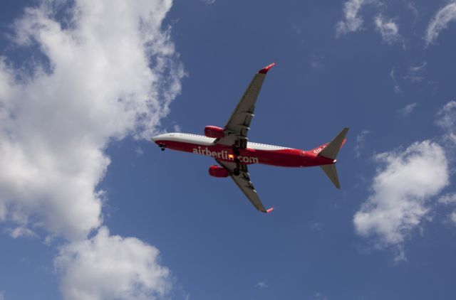 Άνοιξαν τα αεροδρόμια της Γερμανίας, «κοιμήθηκε» το ισλανδικό ηφαίστειο