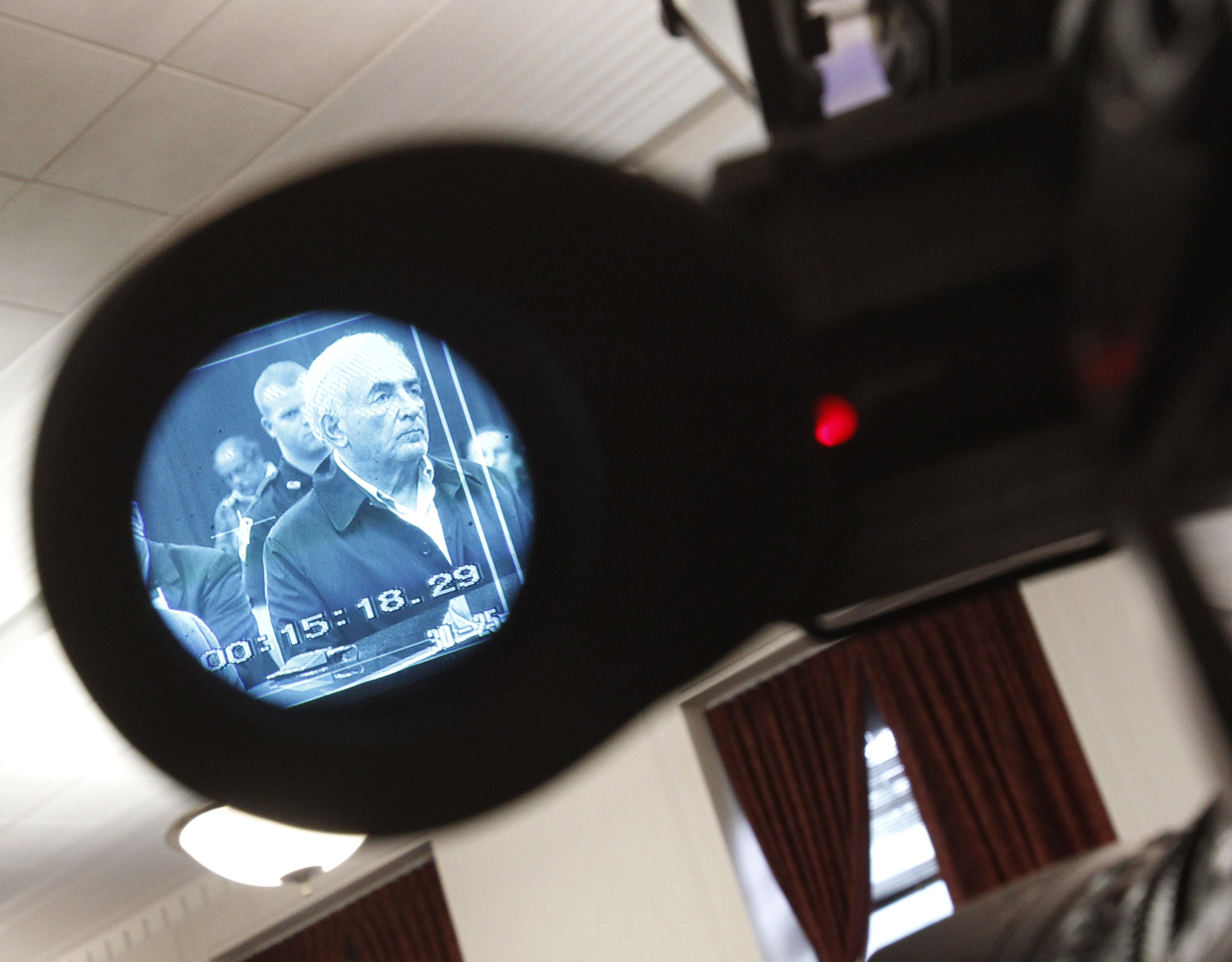 «Σοσιαλιστής της σαμπάνιας» αποκαλείται στον βρετανικό Τύπο ο Ντομινίκ Στρος-Καν