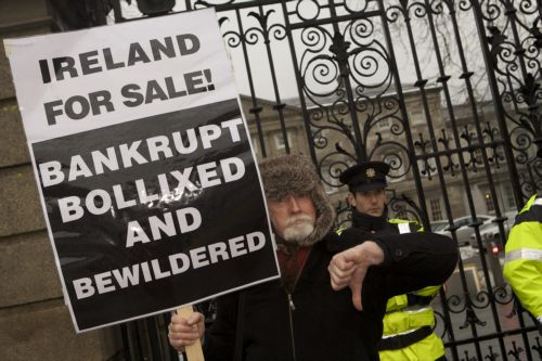 Συζητήσεις για τη μείωση του επιτοκίου του δανείου της Ιρλανδίας