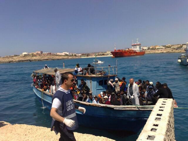 Άλλοι 900 πρόσφυγες από Λιβύη και Τυνησία έφτασαν στη Λαμπεντούζα
