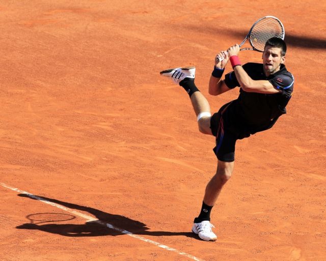 Προκρίθηκε λόγω εγκατάλειψης ο Τζόκοβιτς, «αντίο» και στο διπλό από τη Λένα