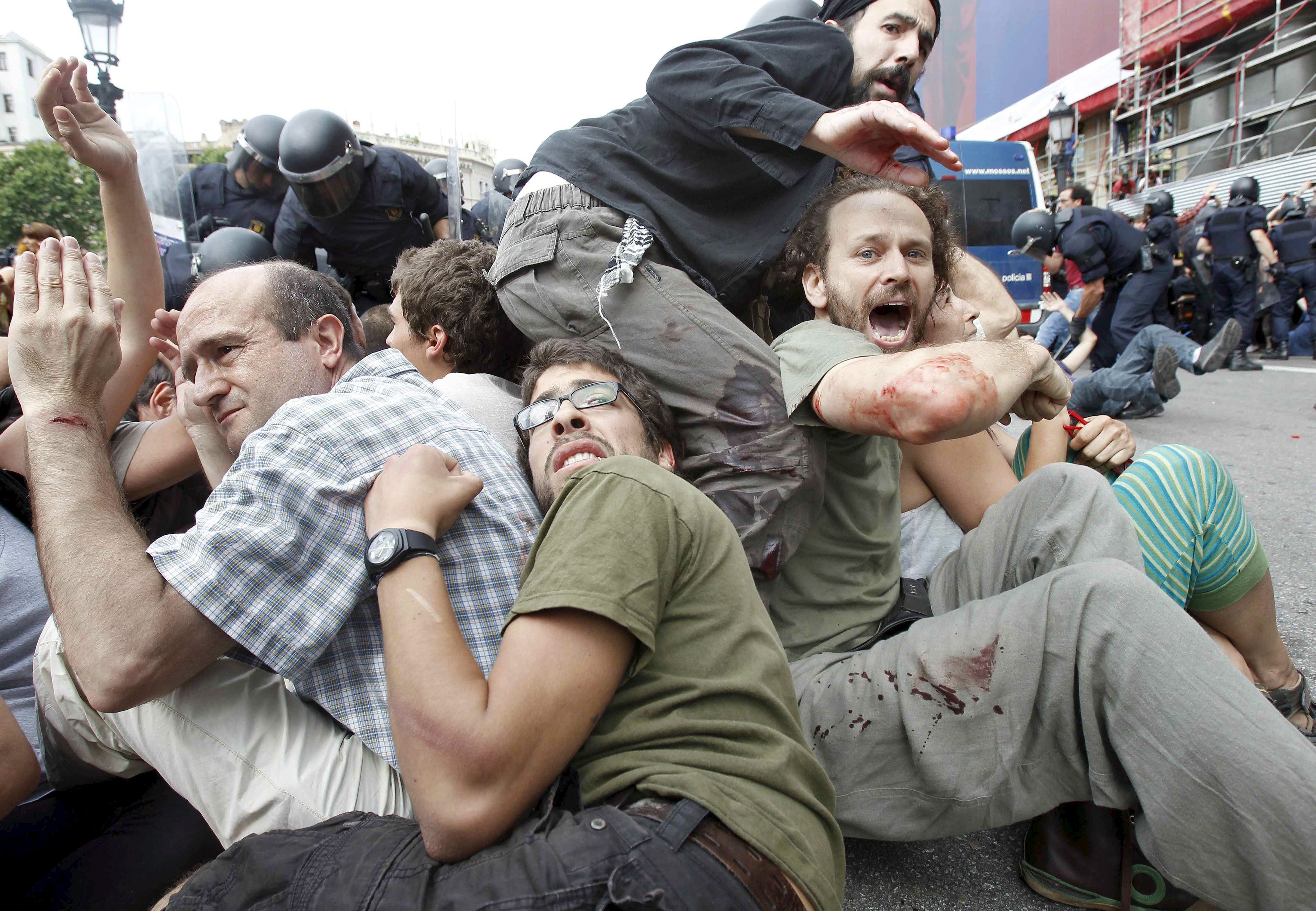 Συγκρούσεις με τραυματίες μεταξύ αστυνομίας και «Αγανακτισμένων» στη Βαρκελώνη