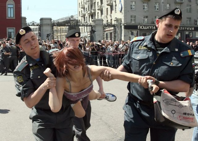 Περισσότερες από 30 συλλήψεις σε διαδηλώσεις ομοφυλόφιλων στη Μόσχα