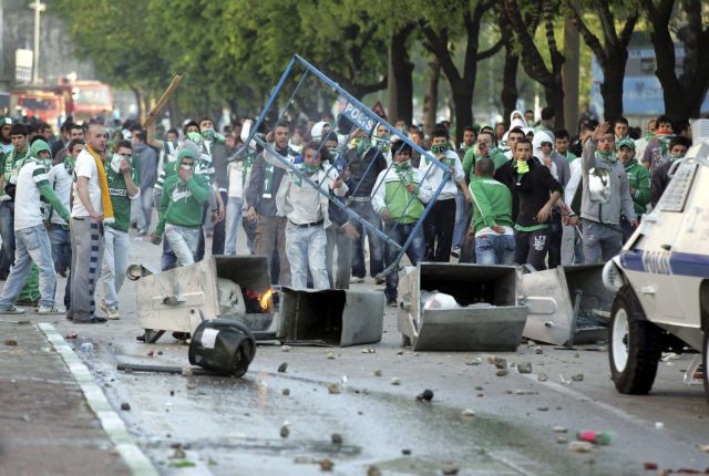 Πάνω από 100 συλλήψεις στα επεισόδια του Μπούρσασπορ – Μπεσίκτας