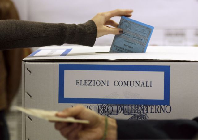 Συνεχίζονται οι ιταλικές τοπικές εκλογές-δημοψήφισμα για τον Μπερλουσκόνι