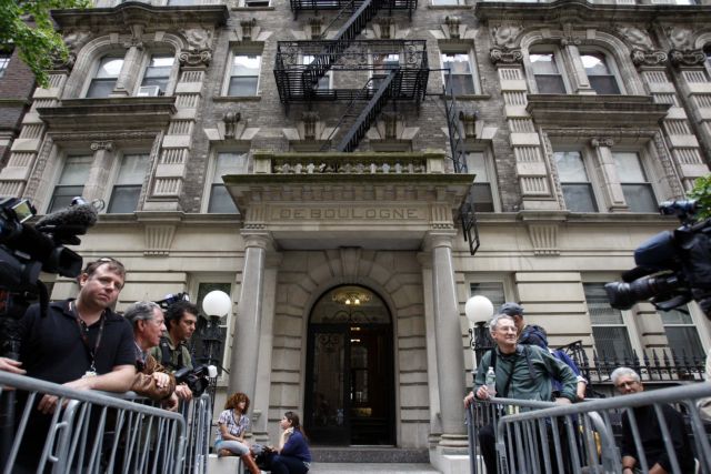 Με καθυστέρηση λόγω «εκκρεμοτήτων» αφέθηκε ελεύθερος ο Στρος-Καν