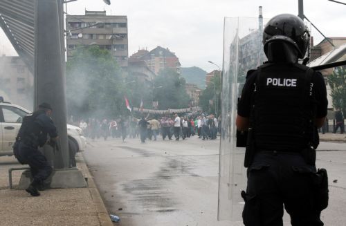 Επεισόδια στο Κόσοβο εξαιτίας της παρουσίας Σέρβου διαπραγματευτή