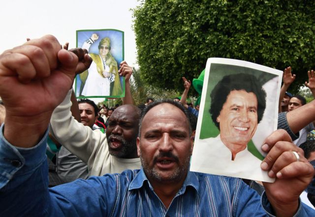 Θρήνος στη Λιβύη για το θάνατο του γιου του Καντάφι ενώ σφίγγει ο οικονομικός κλοιός