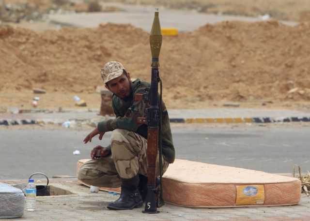 Νέοι βομβαρδισμοί στην Τρίπολη, σφυροκοπούν Μιζουράτα, Ζιντάν οι δυνάμεις του Καντάφι