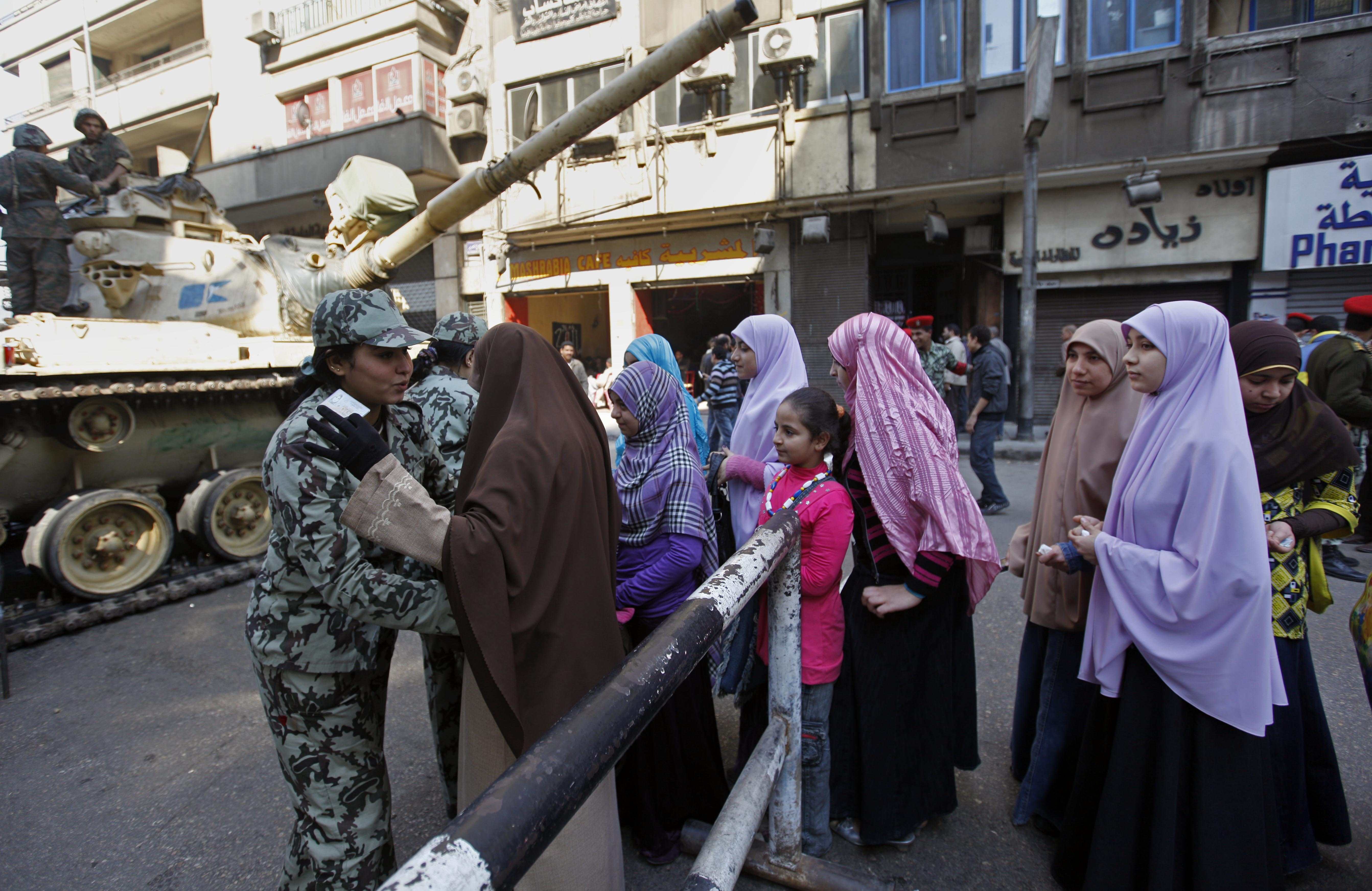 Σάλος στην Αίγυπτο από την αποκάλυψη ότι διαδηλώτριες υποβλήθηκαν σε τεστ παρθενίας