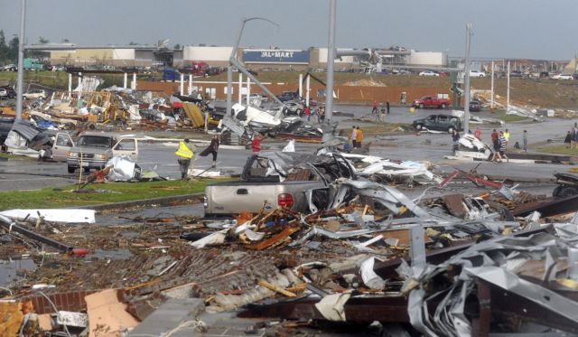 Δεκάδες νεκροί και ερείπια από το χτύπημα ανεμοστρόβιλου στο Μιζούρι