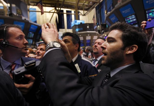 Μεικτή εικόνα στις αγορές την Τρίτη, ελαφρά υποχώρηση στη Γουόλ Στριτ