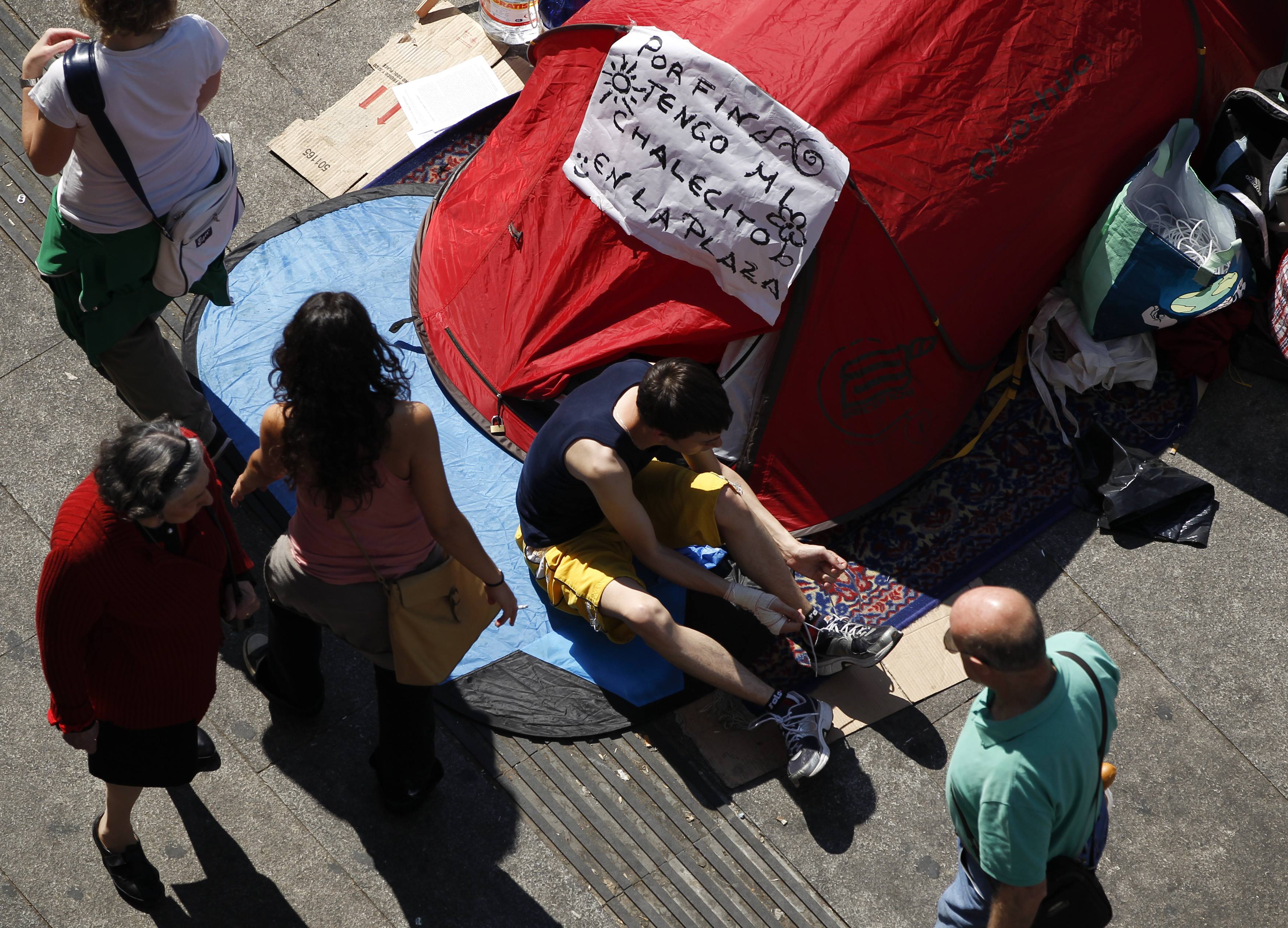 Συνεχίζουν «αγανακτισμένοι» για μία εβδομάδα ακόμη οι Ισπανοί στην Πουέρτα δελ Σολ