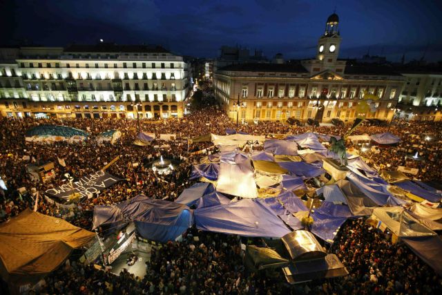 Ισπανοί πολίτες αψηφούν την κυβερνητική απαγόρευση, παραμένοντας στην Πουέρτα δελ Σολ