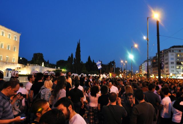 Oι «Αγανακτισμένοι» στο Σύνταγμα, με Θεοδωράκη η πρυτανεία στα Προπύλαια