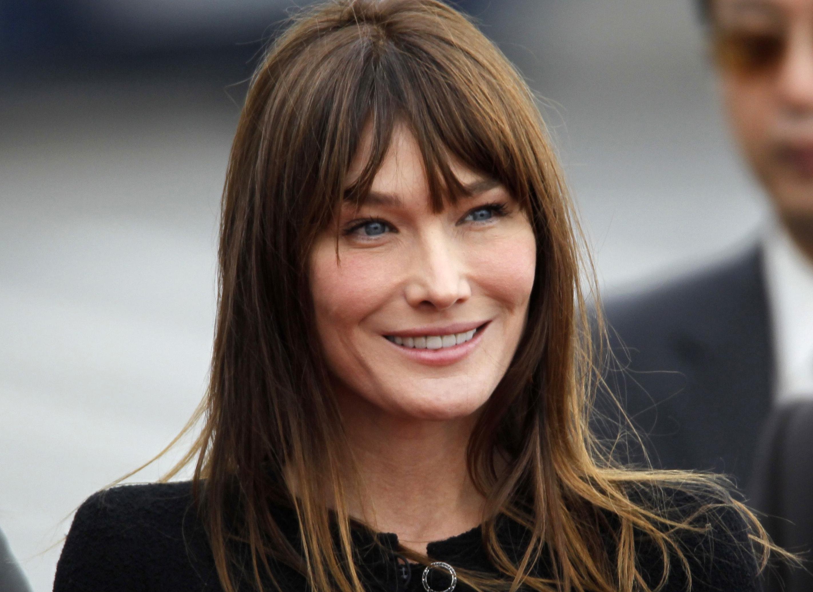 Ούτε ναι, ούτε όχι από την Κάρλα Μπρούνι για τη φημολογούμενη εγκυμοσύνη