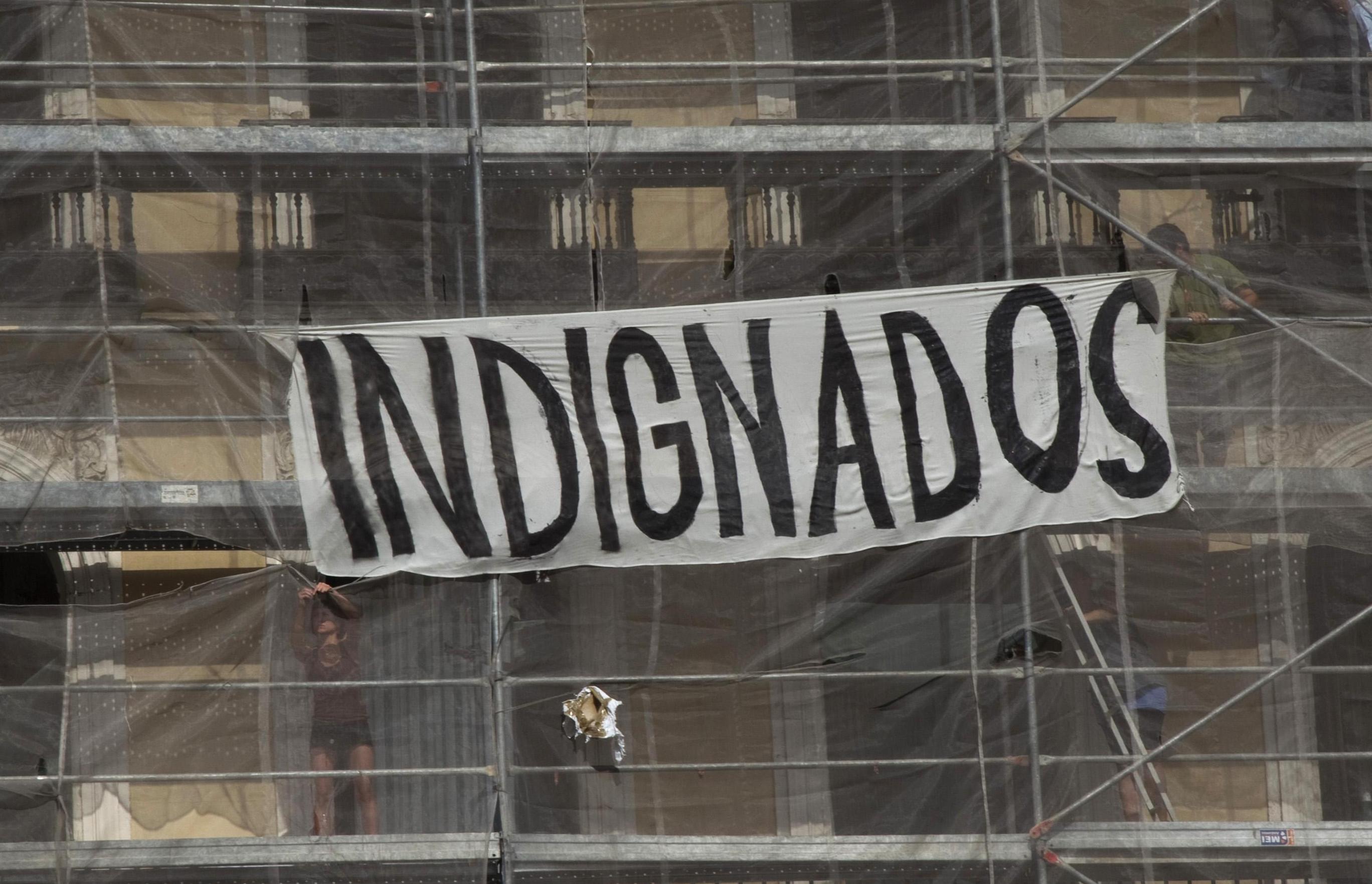 Επιμένουν οι «οργισμένοι πολίτες» στην Ισπανία, για άλλη μία νύχτα στις πλατείες