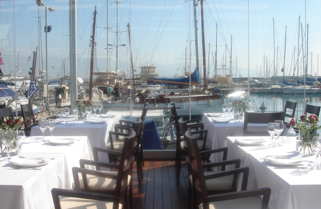 Τέσσερα εστιατόρια προσφέρουν μοναδικά μενού σε προνομιακές τιμές και κρασί κερασμένο