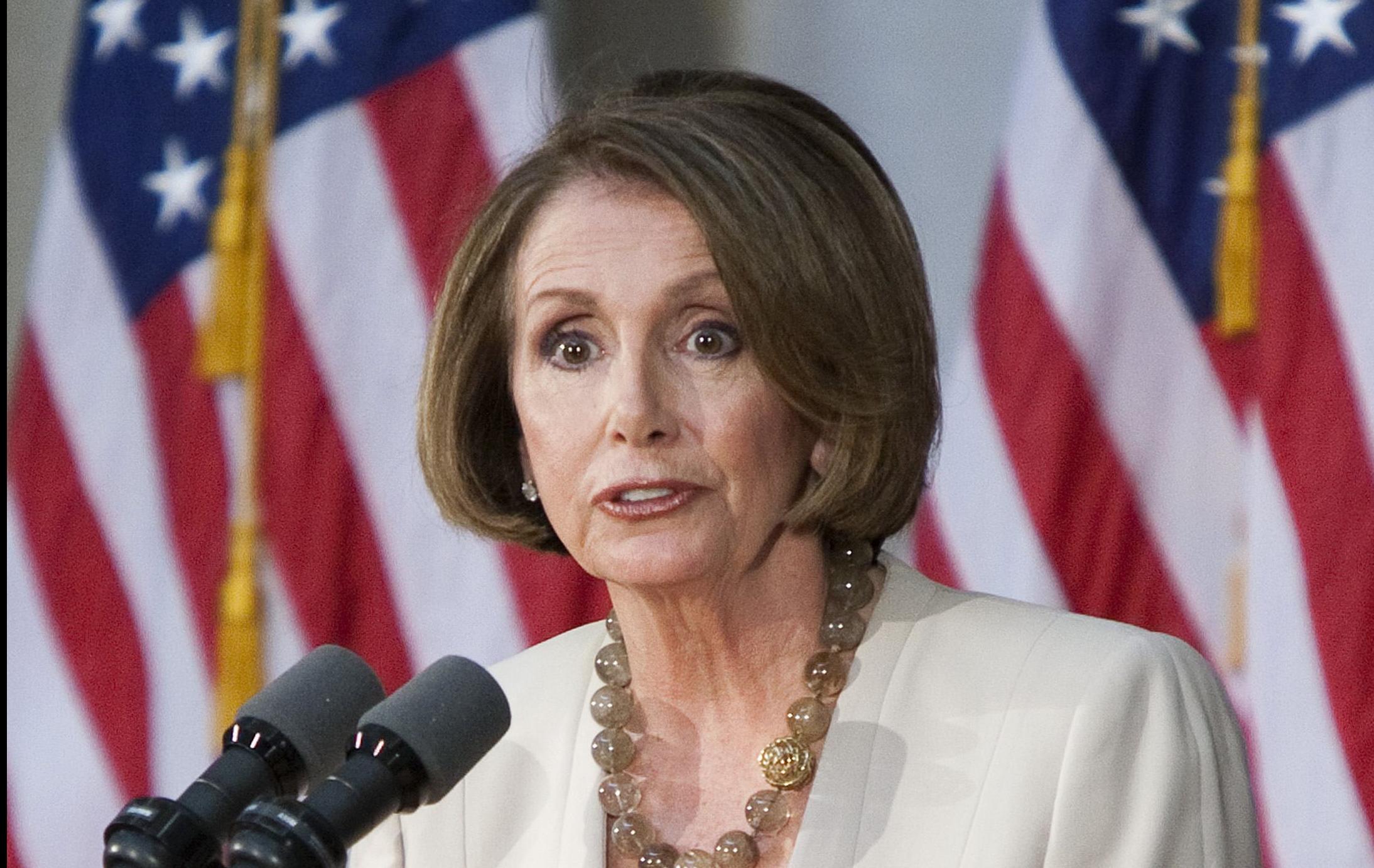 Περικοπές ακόμα και στην πρόνοια για τη μείωση των ελλειμμάτων, προτείνει η Πελόσι