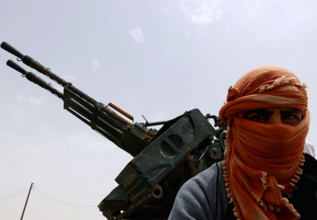 Βομβαρδίζεται η πόλη Ζιντάν από τις δυνάμεις του Καντάφι, ισχυρές εκρήξεις στην Τρίπολη