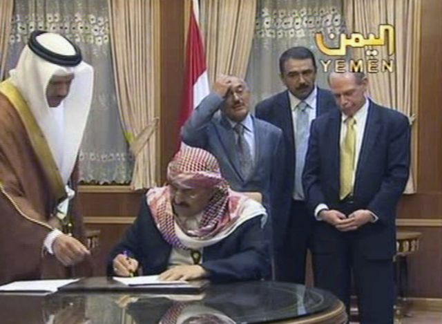 Μετέωρη η συμφωνία διαδοχής στην Υεμένη, σε κλοιό ξένοι διπλωμάτες