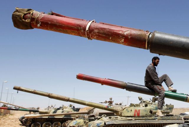 Στους αντικαθεστωτικούς διοχετεύονται «παγωμένα» κεφάλαια του Καντάφι