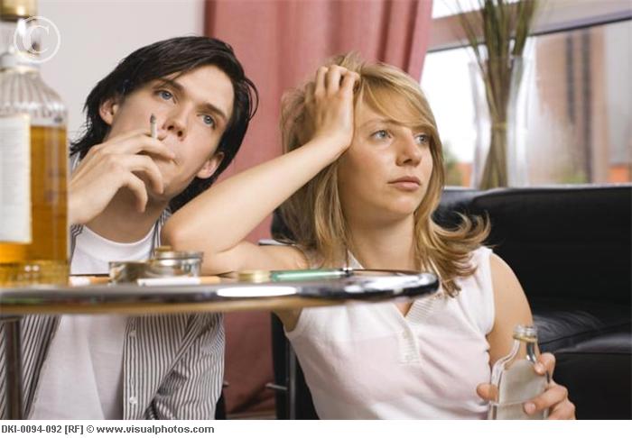 Ποτό και τσιγάρο συνδυάζουν οι νέοι 16-30 ετών, σχεδόν καθημερινά