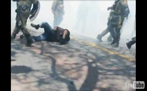 Σε διαθεσιμότητα οι αστυνομικοί που χτύπησαν πεσμένο στο δρόμο διαδηλωτή