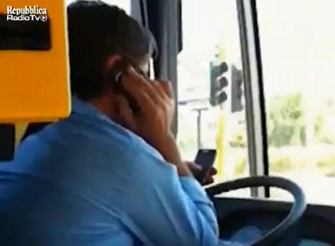 Ιταλός οδηγός λεωφορείου εισάγει την έννοια του… «hands free» στο τιμόνι