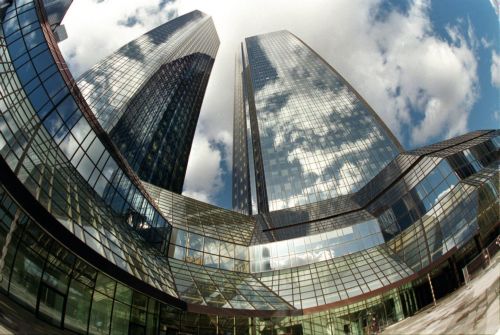 Οι γερμανικές τράπεζες δεν κινδυνεύουν από «κούρεμα» στα ελληνικά ομόλογα, λέει η Fitch