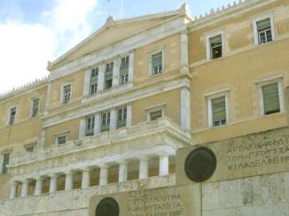 Συνταξιούχοι βουλευτές κάνουν πίσω μετά την κατακραυγή για τα αναδρομικά