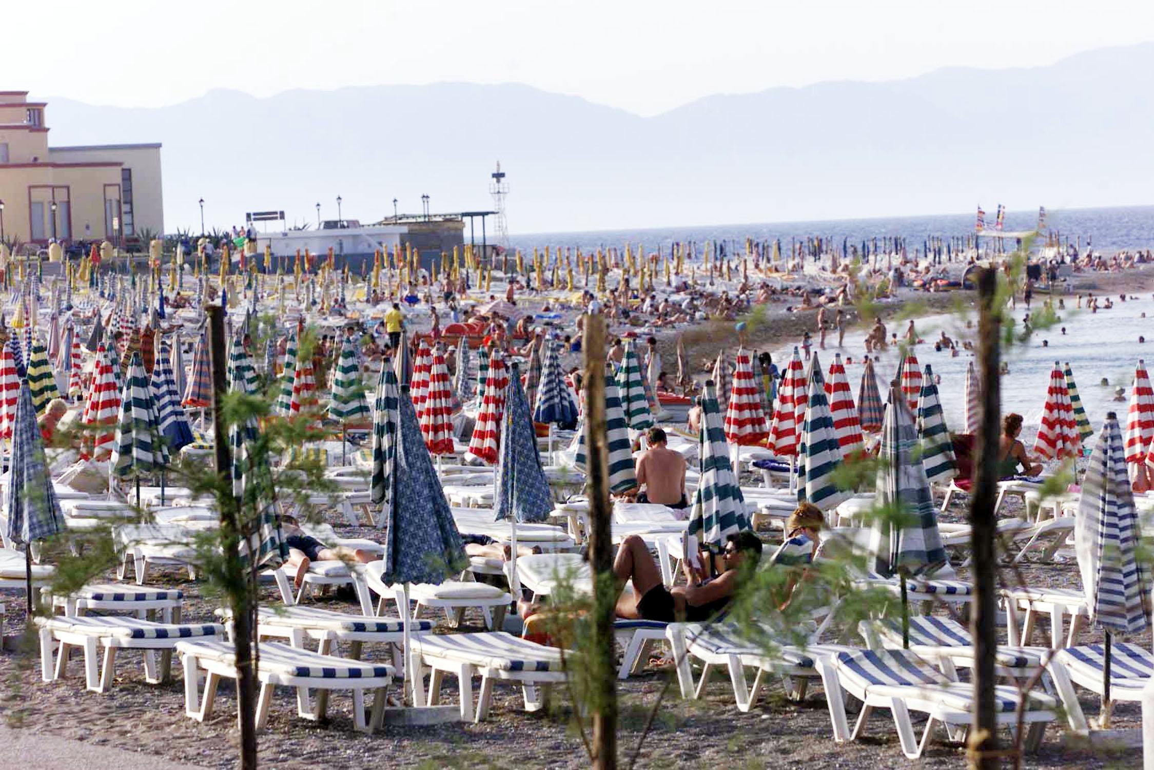 Παρέμβαση του Άρειου Πάγου για την «κατάληψη» των παραλιών από ξαπλώστρες