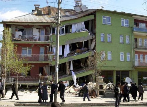 Δύο νεκροί και δεκάδες τραυματίες από το σεισμό στην Τουρκία