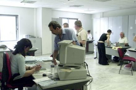 Αυξημένη παρακράτηση φόρου για μισθωτούς και συνταξιούχους φέρνει η μείωση του αφορολόγητου ορίου