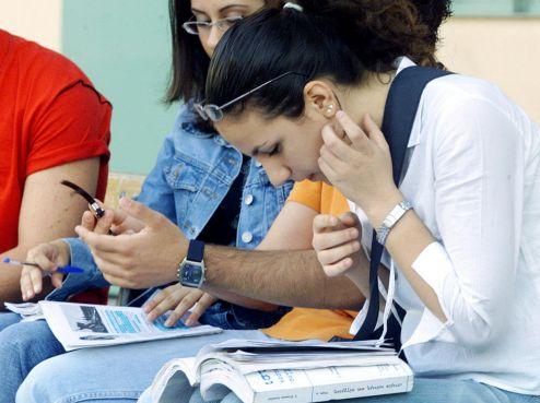 «Ψαλίδι» σε εξεταστικά κέντρα και αμοιβές εκπαιδευτικών στις φετινές πανελλαδικές