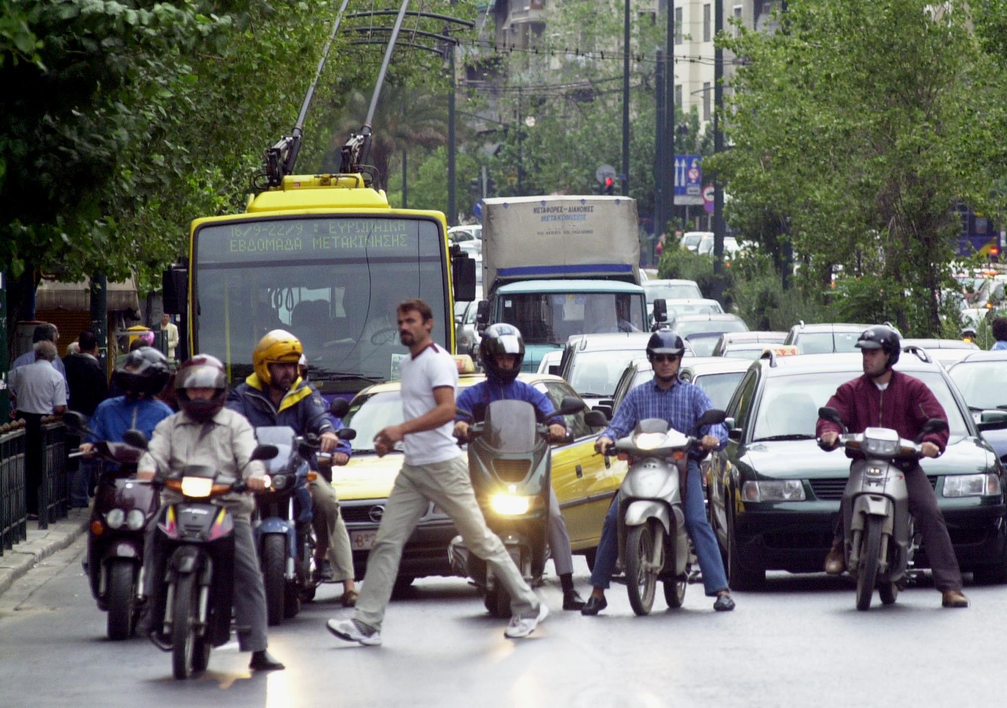Ποινική δίωξη για τρία κακουργήματα στην υπόθεση της προμήθειας των τρόλεϊ από τη ΜΑΝ