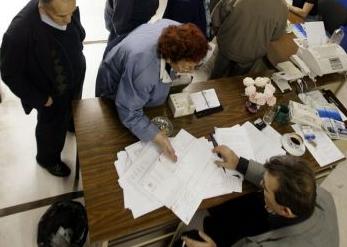 Κύµα φυγής δηµοσίων υπαλλήλων εν μέσω φόβων για νέες περικοπές σε μισθούς και συντάξεις